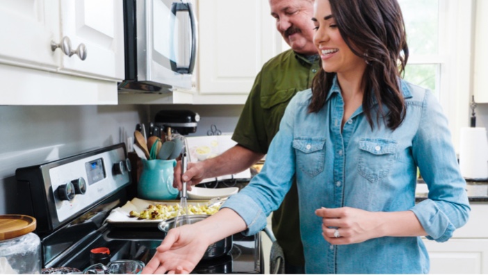 Photo de John et Whitney qui cuisinent ensemble