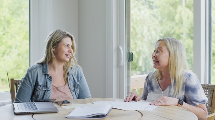 Diane et sa fille discutent des entreprises familiales.