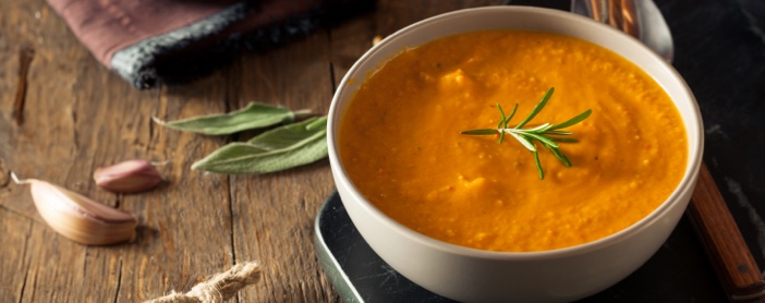 Bol de soupe à l’igname et au romarin Bol de soupe à l’igname et au romarin